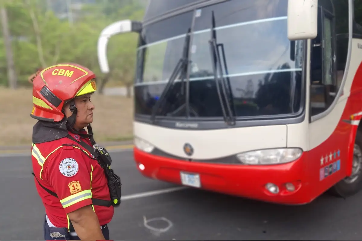 El conductor del bus internacional fue atacado a balazos., Bomberos Municipales