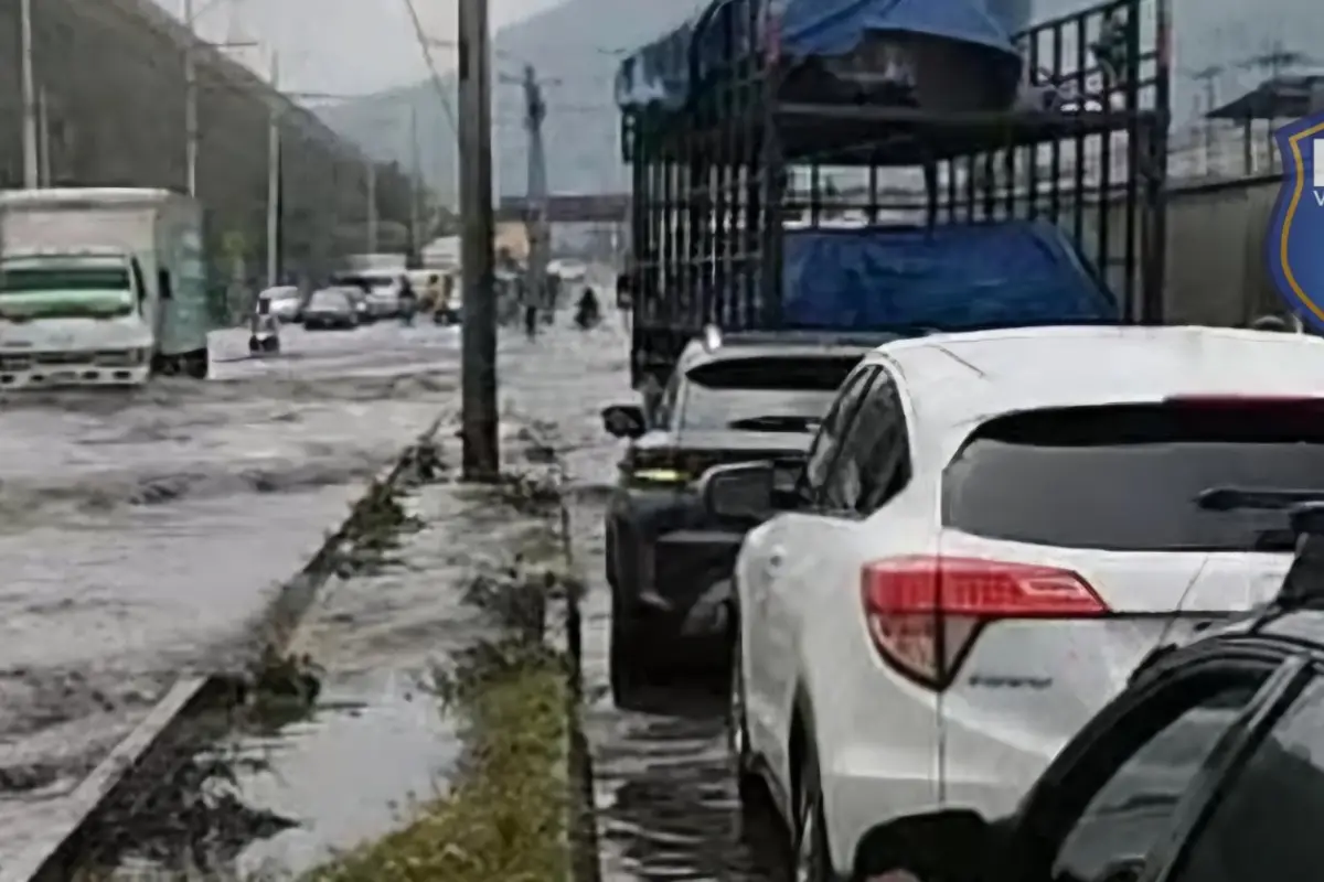 El agua cubre casi en su totalidad los carriles, lo que afecta el paso vehicular., PMT de Villa Nueva
