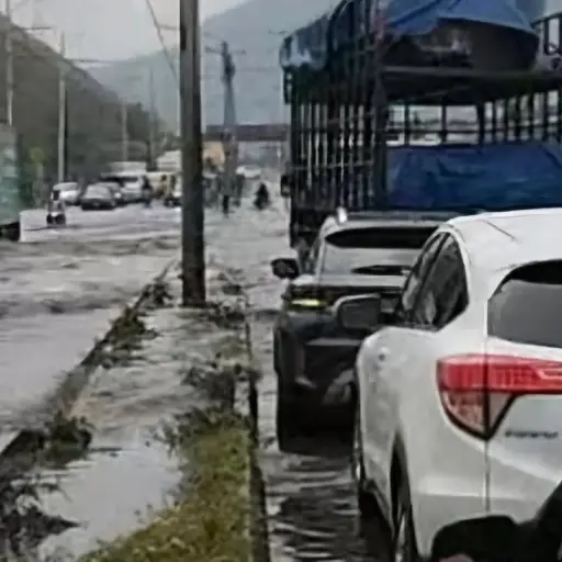 El agua cubre casi en su totalidad los carriles, lo que afecta el paso vehicular. ,PMT de Villa Nueva
