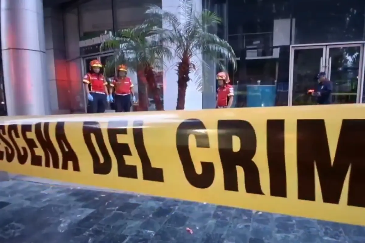 El ataque armado fue perpetrado frente a un edificio de la zona 10 capitalina. , Captura de pantalla. 