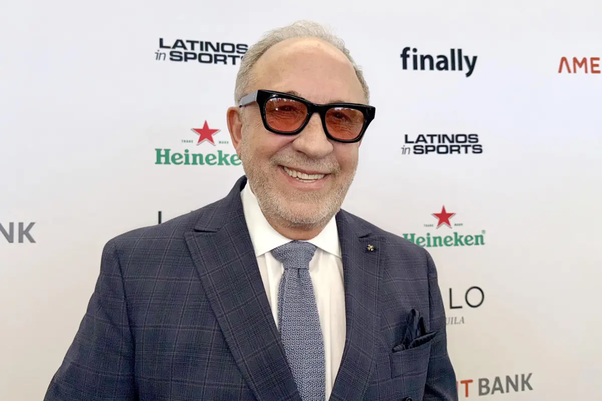 El músico y empresario musical cubano, Emilio Estefan posa este viernes, en Miami (Estados Unidos),  EFE/ Alicia Civita
