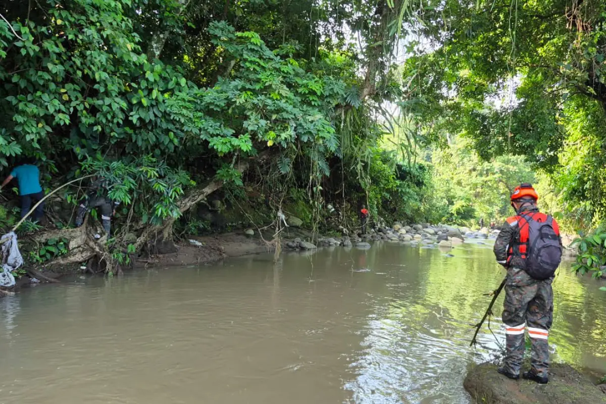 Miembros del Ejército de Guatemala también acudieron para ayudar en las tareas de ubicación de las víctimas., Ejército de Guatemala.