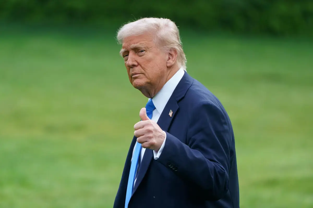 El presidente de Estados Unidos, Donald Trump, al saludar a la prensa, el pasado 1 de mayo, en los jardines de la Casa Blanca, en Washington DC (EE, UU
