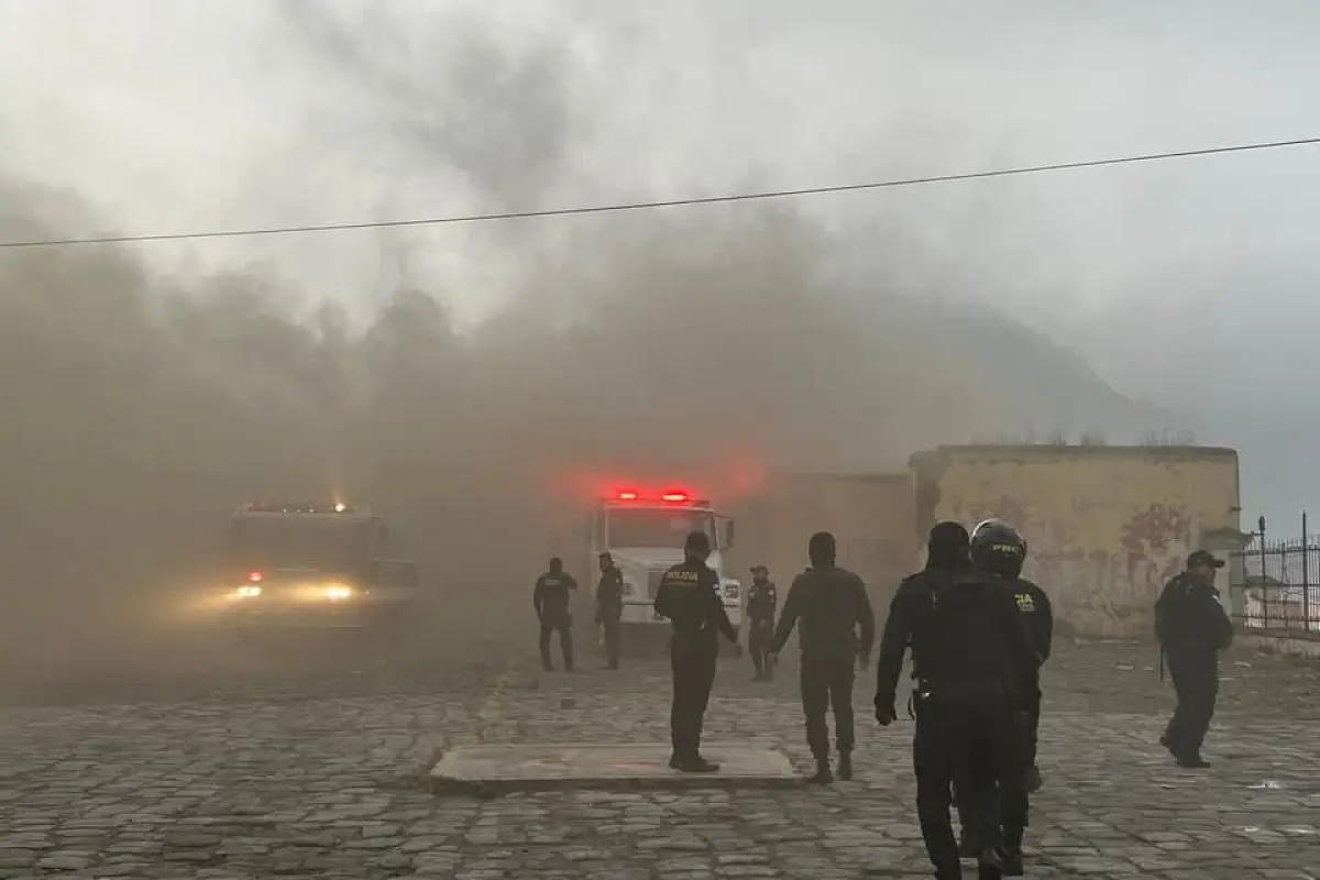 Los Bomberos Voluntarios no reportaron heridos por el siniestro en el penal de Xela., Bomberos Voluntarios
