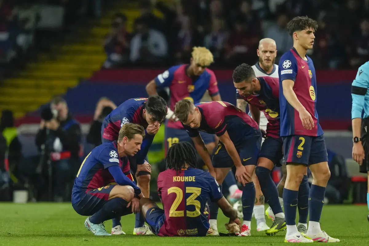  Los jugadores del FC Barcelona se interesan por el defensa francés, Jules Koundé, tras caer lesionado ante Inter