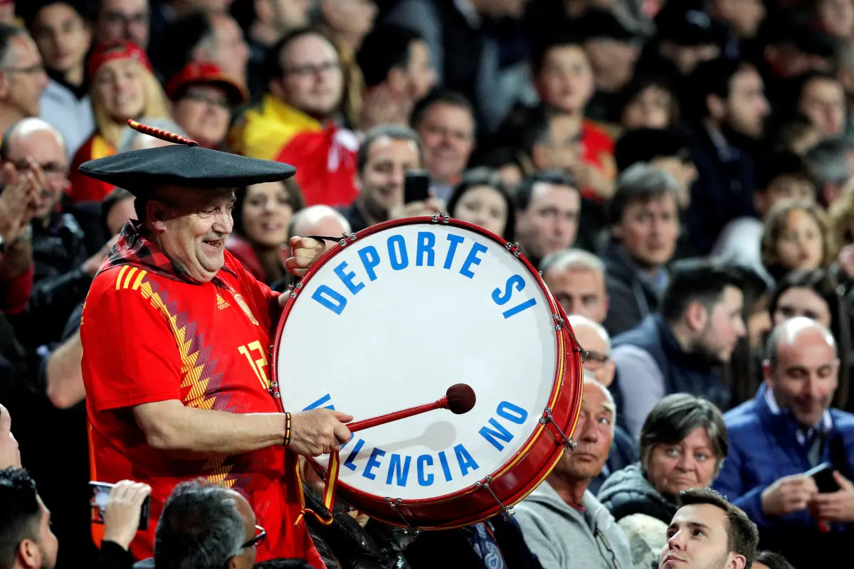 Manolo "El del bombo" fue un seguidor español que asistió a 10 mundiales