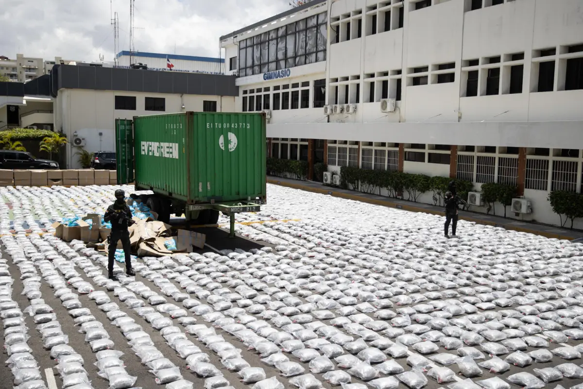 Integrantes de la Dirección Nacional de Control de Drogas (Dncd) de República Dominicana custodian este jueves, 1 de mayo, un cargamento de 3, 000 paquetes de marihuana incautados en un puerto de la provincia de Santo Domingo (R