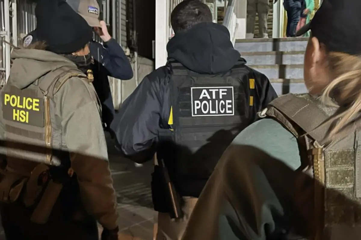 Agentes federales de diversas dependencias durante una redada contra indocumentados., EFE