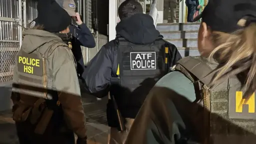 Agentes federales de diversas dependencias durante una redada contra indocumentados. ,EFE