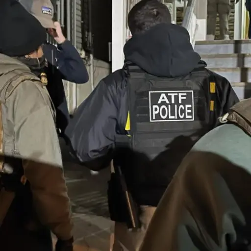 Agentes federales de diversas dependencias durante una redada contra indocumentados. ,EFE