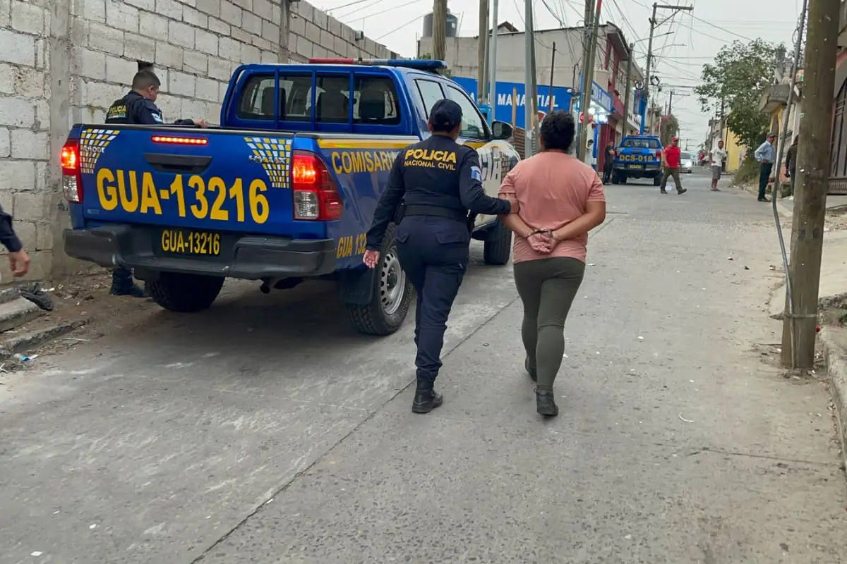 Una de las personas detenidas en el operativo contra pandillas es trasladada por los agentes., PNC