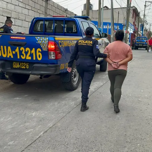 Una de las personas detenidas en el operativo contra pandillas es trasladada por los agentes. ,PNC