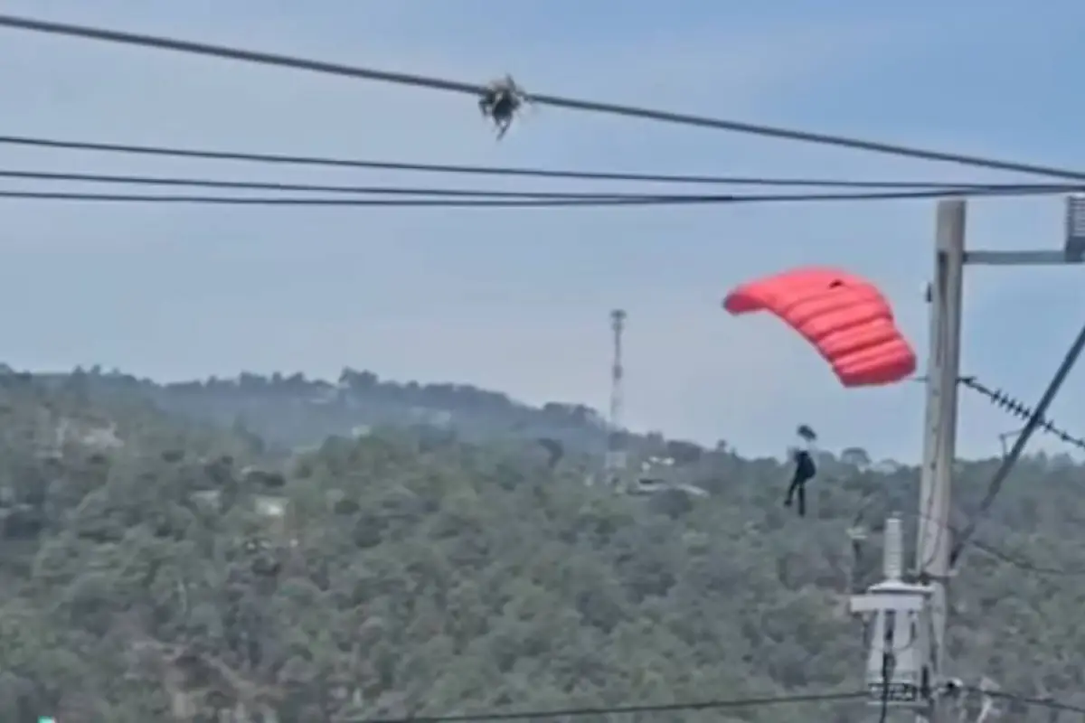 Paracaidista sufre accidente durante show., Captura de pantalla video X.