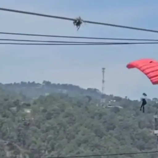 Paracaidista sufre accidente durante show. ,Captura de pantalla video X.