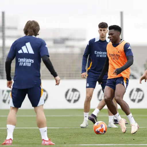 Real Madrid se enfrenta este domingo al Barcelona en el clásico español 