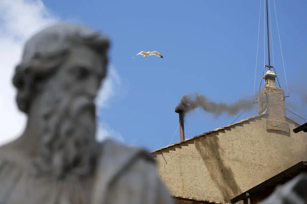 Segunda fumata negra confirma que aún no hay nuevo Papa, EFE