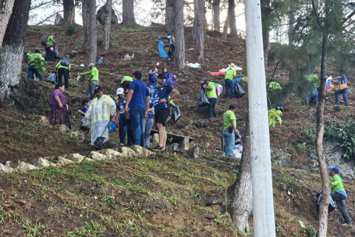 Personal municipal durante la limpieza en el estadio de Cobán Imperial  