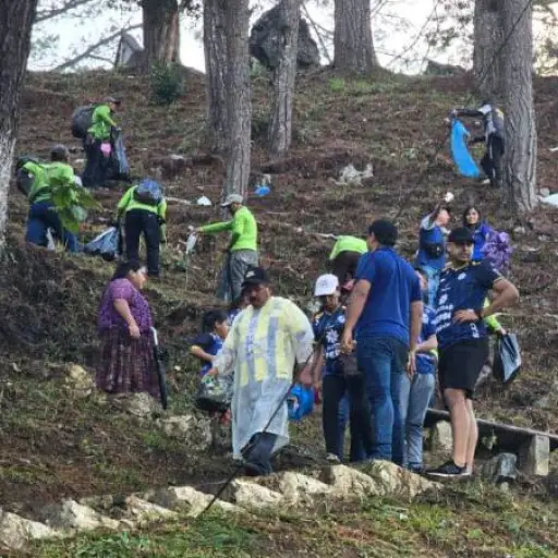 Personal municipal durante la limpieza en el estadio de Cobán Imperial  