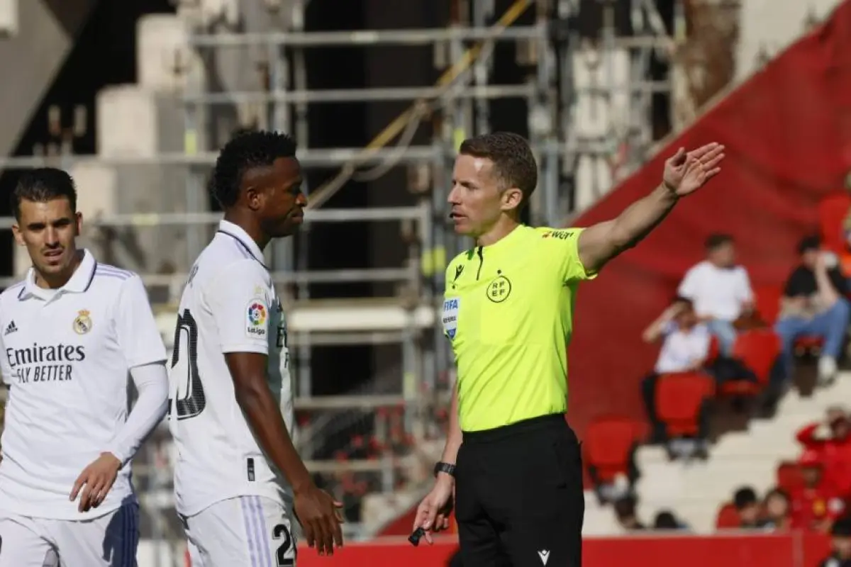 Alejandro Hernández Hernández durante un partido arbitrado al Real Madrid 