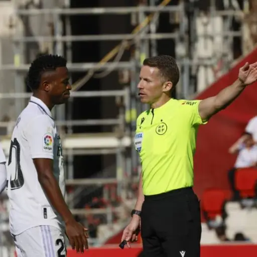 Alejandro Hernández Hernández durante un partido arbitrado al Real Madrid 
