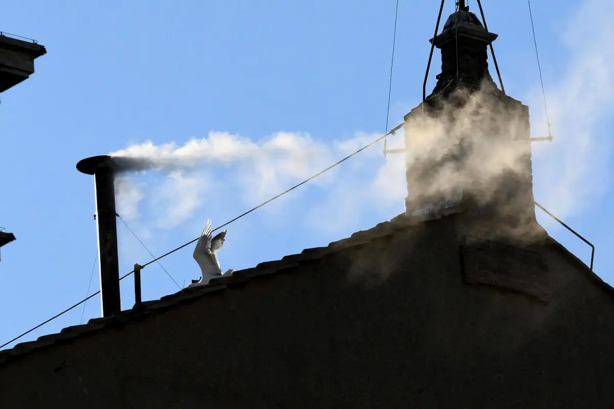 Fumata blanca anuncia que ya hay nuevo Papa, elegido en el cónclave 2025, EFE