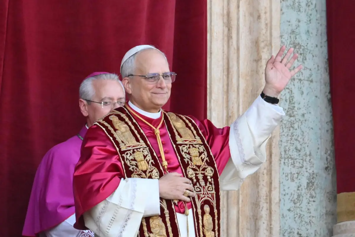 Papa León XIV saluda desde el balcón de la basílica de San Pedro, EFE