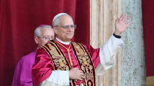 Papa León XIV saluda desde el balcón de la basílica de San Pedro ,EFE