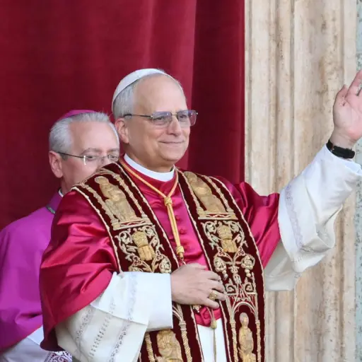 Papa León XIV saluda desde el balcón de la basílica de San Pedro ,EFE