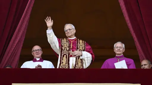 Papa León XIV saluda desde el balcón de la basílica de San Pedro ,EFE