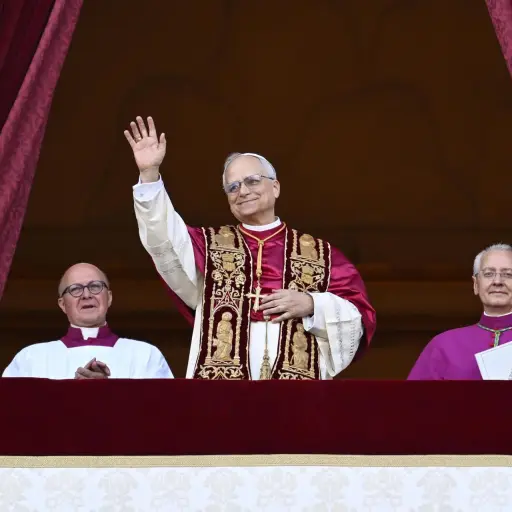 Papa León XIV saluda desde el balcón de la basílica de San Pedro ,EFE