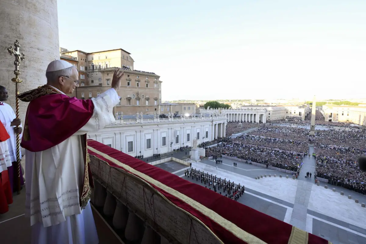 Papa León XIV saluda desde el balcón de la basílica de San Pedro, EFE