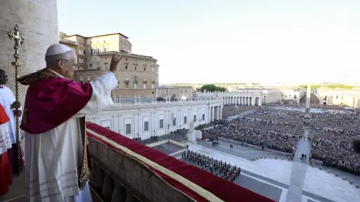 Papa León XIV saluda desde el balcón de la basílica de San Pedro ,EFE