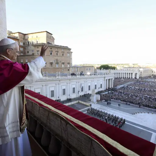 Papa León XIV saluda desde el balcón de la basílica de San Pedro ,EFE
