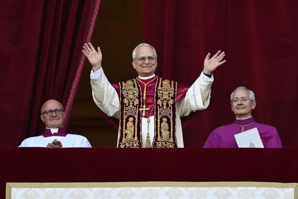 Papa León XIV saluda desde el balcón de la basílica de San Pedro, EFE