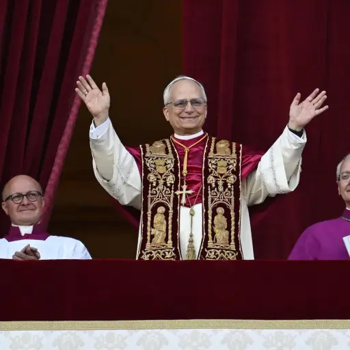 Papa León XIV saluda desde el balcón de la basílica de San Pedro ,EFE
