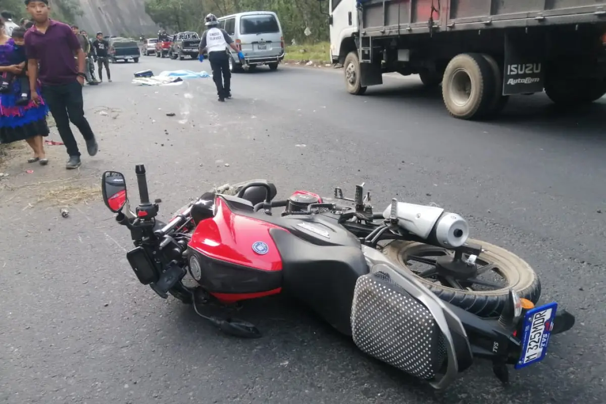 Dos menores que viajaban en una motocicleta murieron en el accidente de tránsito., Foto Bomberos Voluntarios