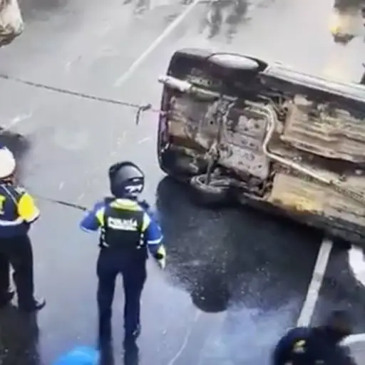 Un vehículo quedó volcado en la calzada Roosevelt. ,PMT capitalina/Montejo