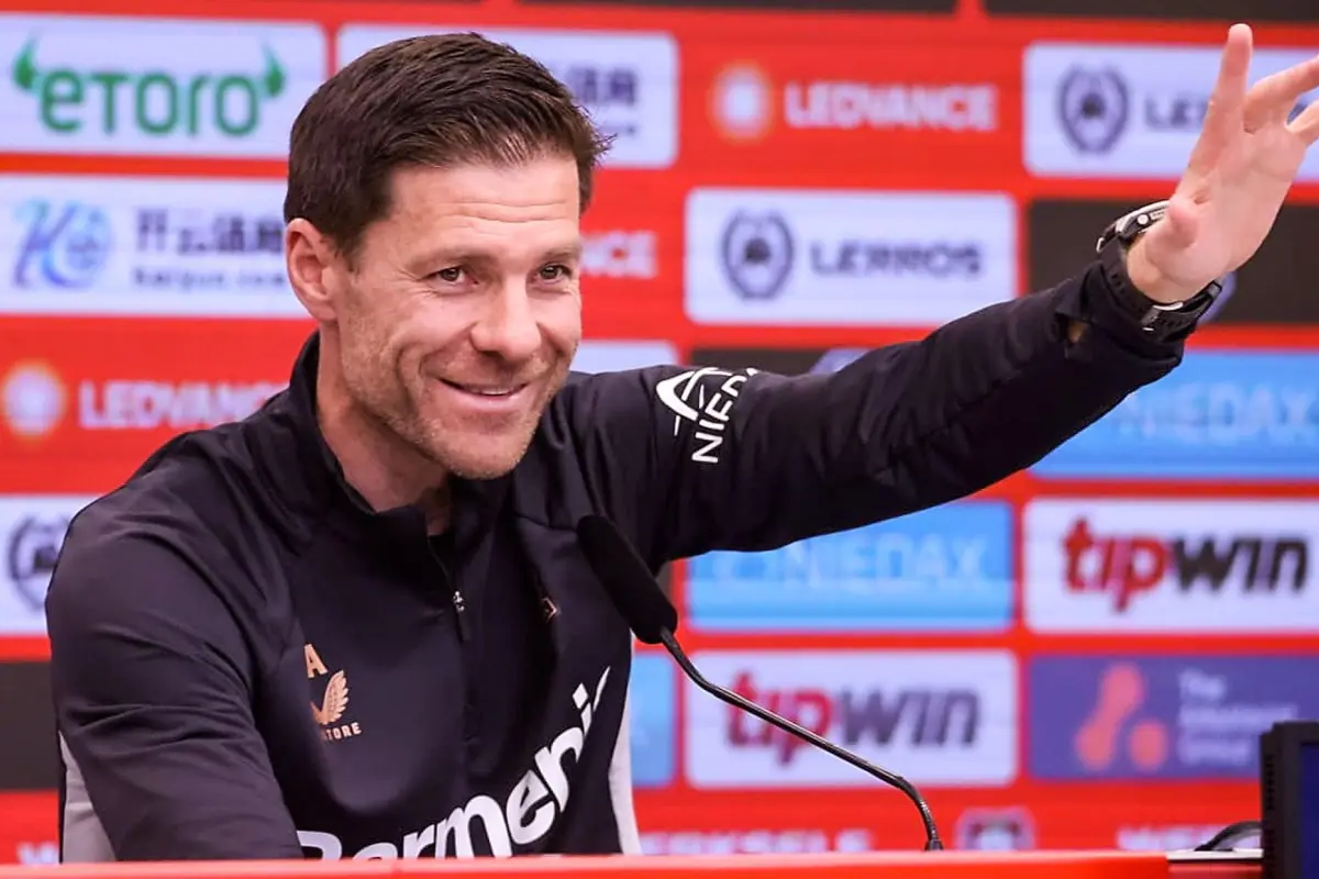 El entrenador del Bayer Leverkusen, Xabi Alonso, durante la rueda de prensa en la que anunció que deja el club al final de la temporada,  EFE/UWE MISERIUS
