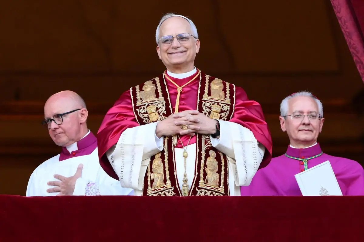 Papa León XIV saluda desde el balcón de la basílica de San Pedro, EFE