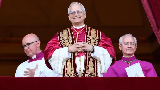 Papa León XIV saluda desde el balcón de la basílica de San Pedro ,EFE