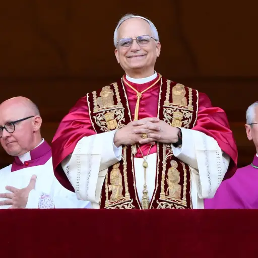 Papa León XIV saluda desde el balcón de la basílica de San Pedro ,EFE