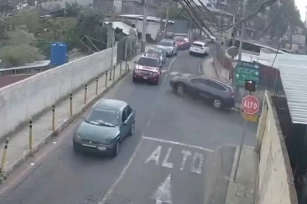 Conductor ebrio choca de frente tras huir de agentes municipales, Captura de pantalla video X.