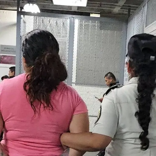 Mujer capturada por extorsión  ,PNC