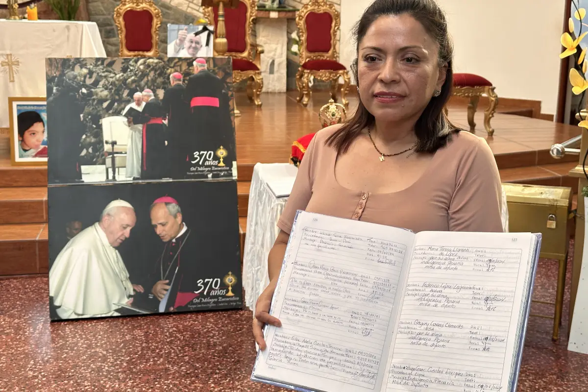 Noemi Ñiquen, integrante de la parroquia Santa María Magdalena, sostiene unos cuadernos con testimonios de fe hechos por visitantes a la parroquia este viernes, en Eten, provincia de Chiclayo (Perú). , Foto EFE