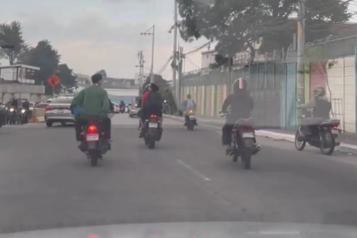Video viral pone en la mira a motoristas. , Captura de pantalla video X.
