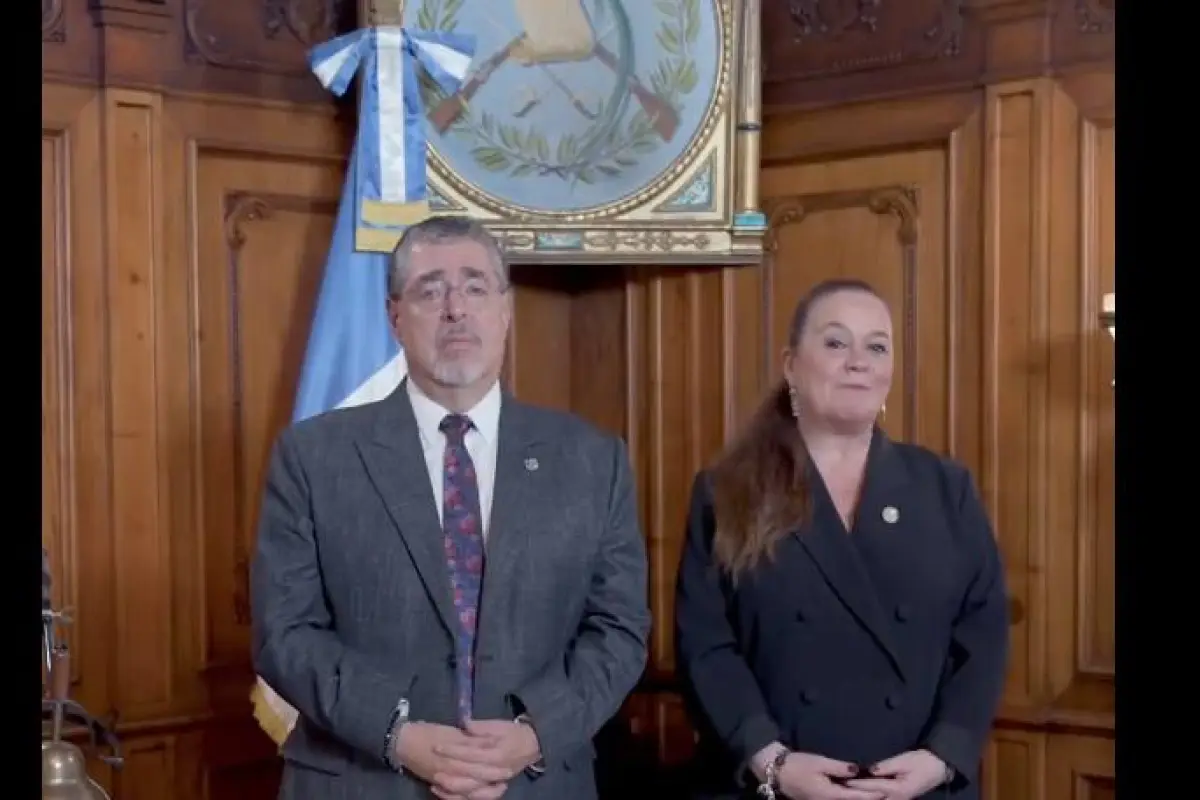 El presidente Bernardo Arévalo y la ministra de Educación, Anabella Giracca, oficializaron el aumento salarial para los maestros., Gobierno de Guatemala