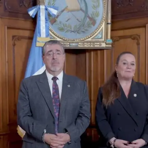 El presidente Bernardo Arévalo y la ministra de Educación, Anabella Giracca, oficializaron el aumento salarial para los maestros. ,Gobierno de Guatemala