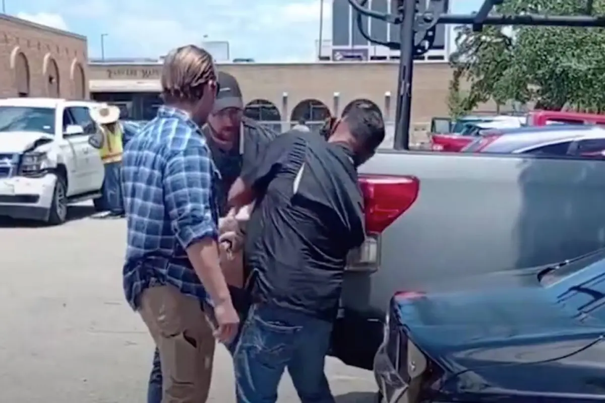Mujer migrante es detenida en Texas. , Captura de pantalla video X.