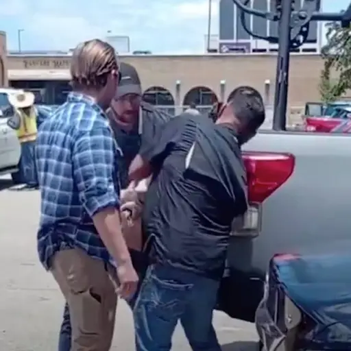 Mujer migrante es detenida en Texas.  ,Captura de pantalla video X.