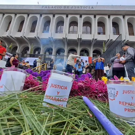 Plantón frente a CSJ exige justicia para mujeres achí. ,Omar Solís/Emisoras Unidas